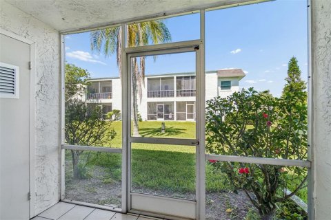 Condo in Clearwater, Florida, 1 bedroom № 2237698 - photo 16