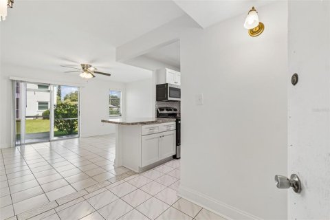 Condo in Clearwater, Florida, 1 bedroom № 2237698 - photo 2