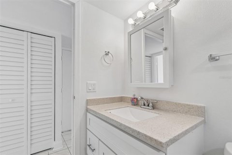 Condo in Clearwater, Florida, 1 bedroom № 2237698 - photo 19