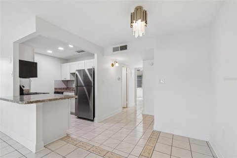 Condo in Clearwater, Florida, 1 bedroom № 2237698 - photo 5