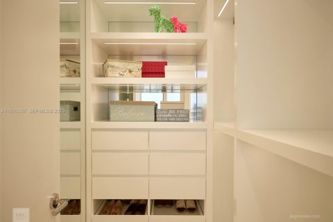 Condominio en alquiler en Bal Harbour, Florida, 3 dormitorios, 319.49 m2 № 2054826 - foto 17