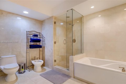 Condo in Miami Beach, Florida, 2 bedrooms  № 2080193 - photo 11