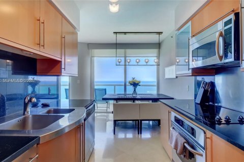 Condo in Miami Beach, Florida, 2 bedrooms  № 2080193 - photo 14