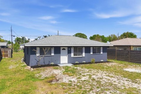 House in Englewood, Florida 2 bedrooms, 86.96 sq.m. № 2105495
