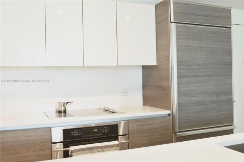 Снять в аренду кондоминиум в Майами, Флорида 1 спальня, 75.44м2, № 1968785 - фото 1