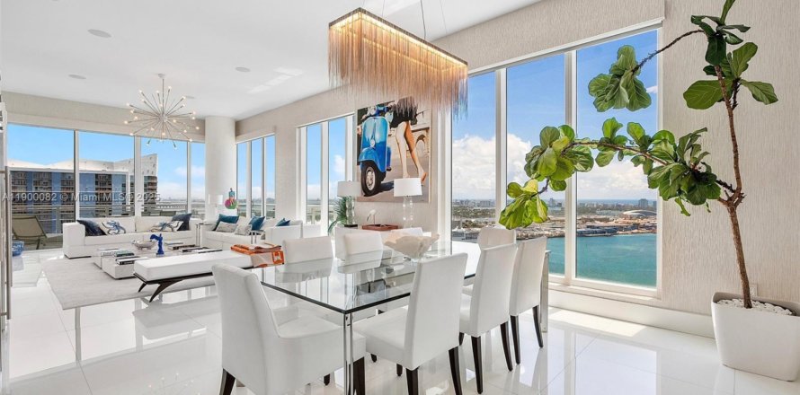 Кондоминиум с 4 спальнями в Майами, Флорида № 1952646