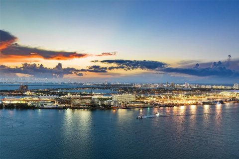 Снять в аренду кондоминиум в Майами, Флорида 4 спальни, 315.68м2, № 1952646 - фото 24