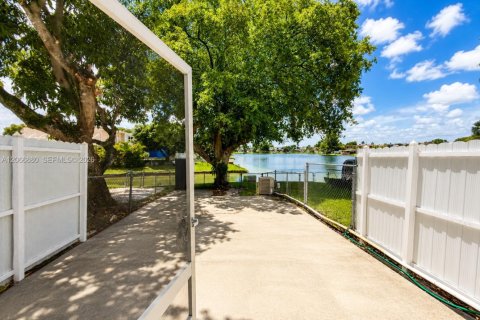 Touwnhouse à vendre à Hialeah, Floride: 2 chambres, 122.07 m2 № 2289026 - photo 11