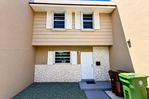 Touwnhouse à vendre à Hialeah, Floride: 2 chambres, 122.07 m2 № 2289026 - photo 3