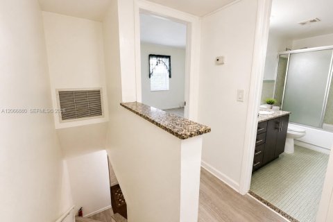 Touwnhouse à vendre à Hialeah, Floride: 2 chambres, 122.07 m2 № 2289026 - photo 15