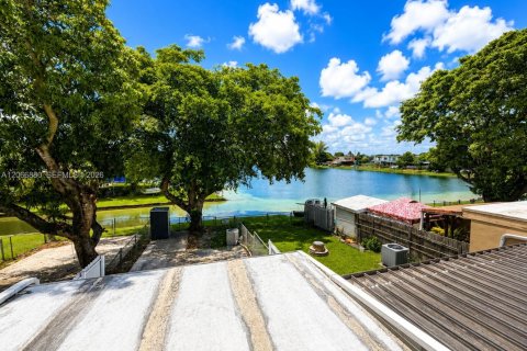 Touwnhouse à vendre à Hialeah, Floride: 2 chambres, 122.07 m2 № 2289026 - photo 18