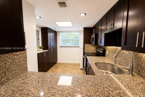 Touwnhouse à vendre à Hialeah, Floride: 2 chambres, 122.07 m2 № 2289026 - photo 6