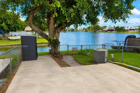 Touwnhouse à vendre à Hialeah, Floride: 2 chambres, 122.07 m2 № 2289026 - photo 12