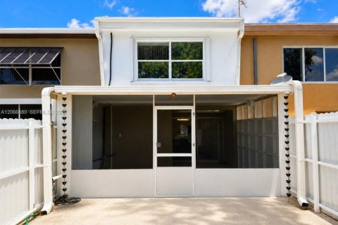 Touwnhouse à vendre à Hialeah, Floride: 2 chambres, 122.07 m2 № 2289026 - photo 10