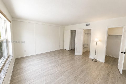Touwnhouse à vendre à Hialeah, Floride: 2 chambres, 122.07 m2 № 2289026 - photo 19