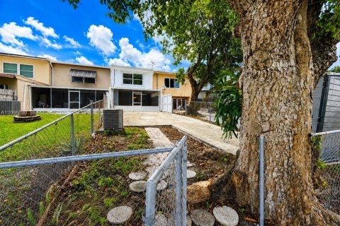 Touwnhouse à vendre à Hialeah, Floride: 2 chambres, 122.07 m2 № 2289026 - photo 13