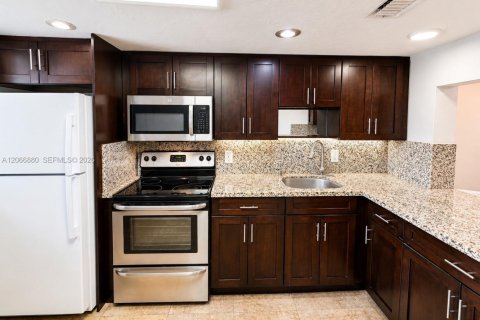 Touwnhouse à vendre à Hialeah, Floride: 2 chambres, 122.07 m2 № 2289026 - photo 4