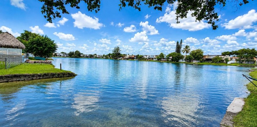Touwnhouse à Hialeah, Floride 2 chambres, 122.07 m2 № 2289026