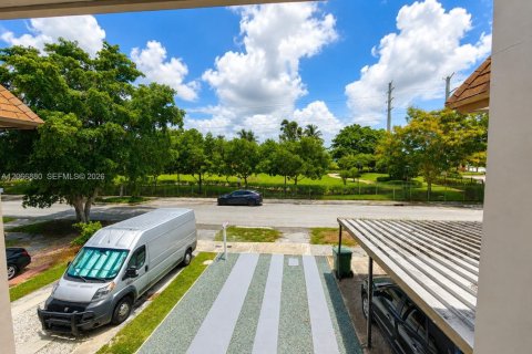 Touwnhouse à vendre à Hialeah, Floride: 2 chambres, 122.07 m2 № 2289026 - photo 22