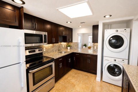 Touwnhouse à vendre à Hialeah, Floride: 2 chambres, 122.07 m2 № 2289026 - photo 5