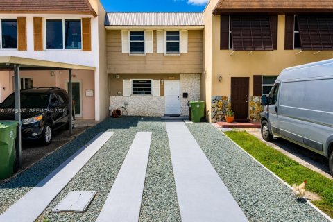 Touwnhouse à vendre à Hialeah, Floride: 2 chambres, 122.07 m2 № 2289026 - photo 2