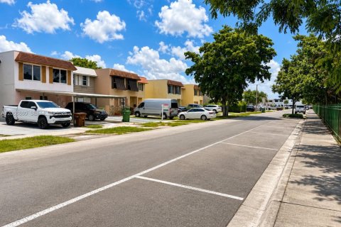 Touwnhouse à vendre à Hialeah, Floride: 2 chambres, 122.07 m2 № 2289026 - photo 23