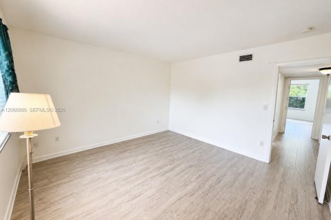 Touwnhouse à vendre à Hialeah, Floride: 2 chambres, 122.07 m2 № 2289026 - photo 21