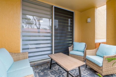 Condo in Hypoluxo, Florida, 2 bedrooms  № 961642 - photo 1