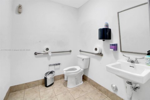 Propiedad comercial en venta en Miami, Florida № 1938378 - foto 8