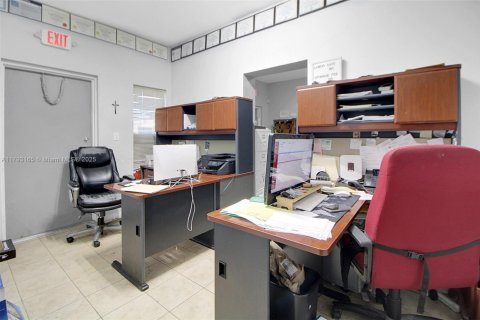 Propiedad comercial en venta en Miami, Florida № 1938378 - foto 9