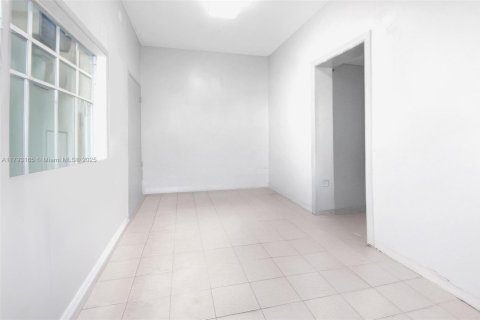 Propiedad comercial en venta en Miami, Florida № 1938378 - foto 11