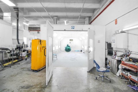 Propiedad comercial en venta en Miami, Florida № 1938378 - foto 13