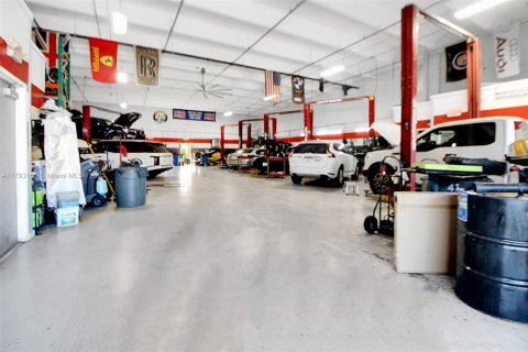 Propiedad comercial en venta en Miami, Florida № 1938378 - foto 10