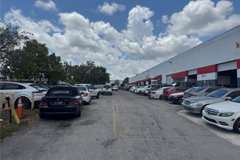 Commercial property in Miami, Florida № 1938378 - photo 5
