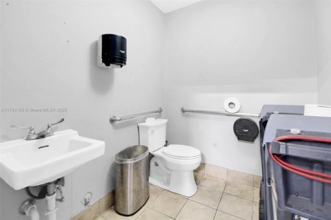 Propiedad comercial en venta en Miami, Florida № 1938378 - foto 6