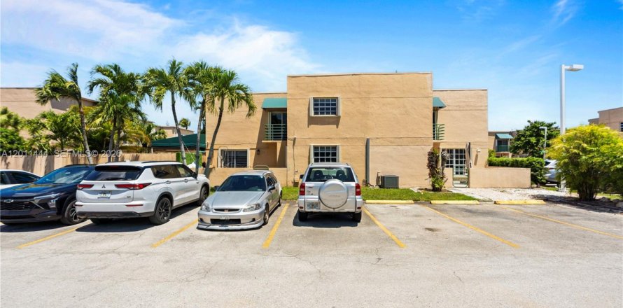 Condominio en Miami, Florida, 3 dormitorios № 2075206