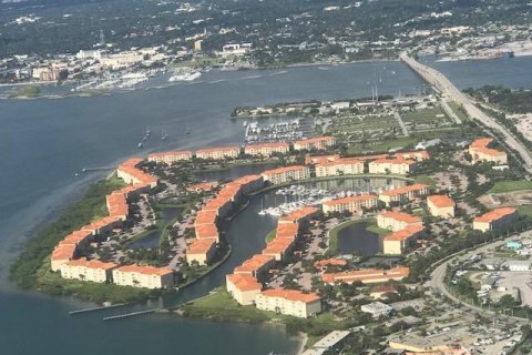 Condominio en alquiler en Fort Pierce, Florida, 2 dormitorios, 184.78 m2 № 1051238 - foto 1