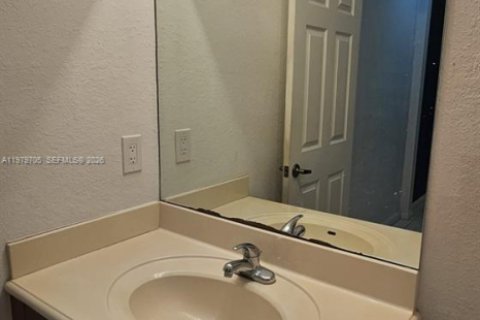 Condo in Doral, Florida, 2 bedrooms  № 2046135 - photo 19