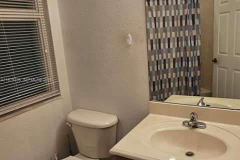 Condo in Doral, Florida, 2 bedrooms  № 2046135 - photo 12