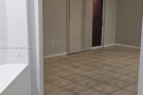 Condo in Doral, Florida, 2 bedrooms  № 2046135 - photo 4