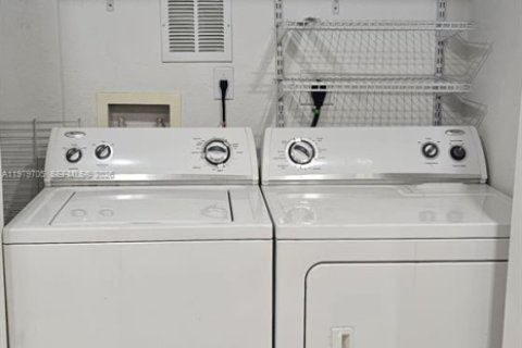 Condo in Doral, Florida, 2 bedrooms  № 2046135 - photo 9