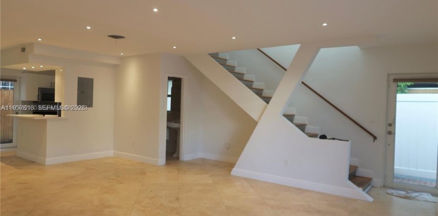 Adosado en Miami Beach, Florida 3 dormitorios, 151.62 m2 № 2011341