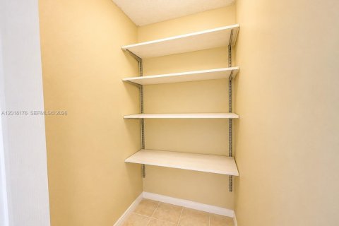 Copropriété à louer à Pembroke Pines, Floride: 2 chambres, 76.37 m2 № 2086199 - photo 11