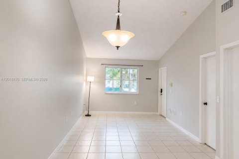 Copropriété à louer à Pembroke Pines, Floride: 2 chambres, 76.37 m2 № 2086199 - photo 3