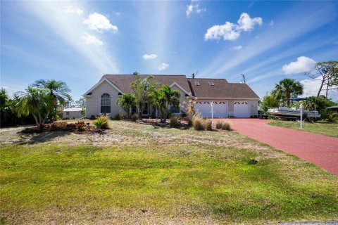 House in Port Charlotte, Florida 3 bedrooms, 185.71 sq.m. № 1772736 - photo 1