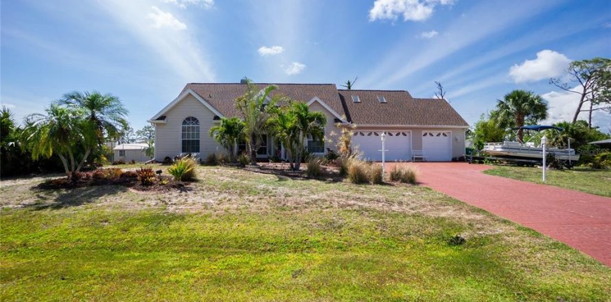 House in Port Charlotte, Florida 3 bedrooms, 185.71 sq.m. № 1772736