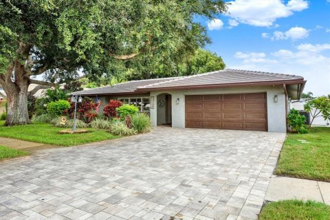 House in Largo, Florida 3 bedrooms, 158.86 sq.m. № 2396224 - photo 2