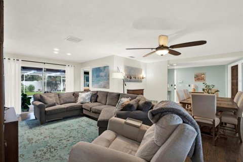 House in Largo, Florida 3 bedrooms, 158.86 sq.m. № 2396224 - photo 9