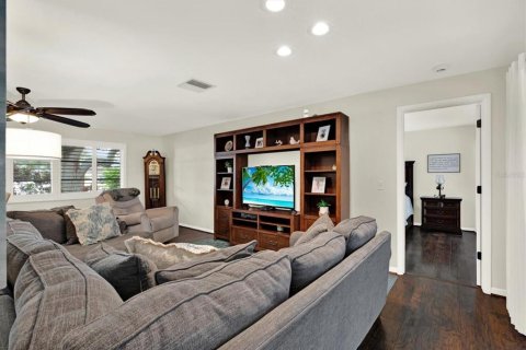 House in Largo, Florida 3 bedrooms, 158.86 sq.m. № 2396224 - photo 11