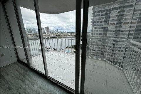 Condo in Aventura, Florida, 1 bedroom  № 1954985 - photo 15